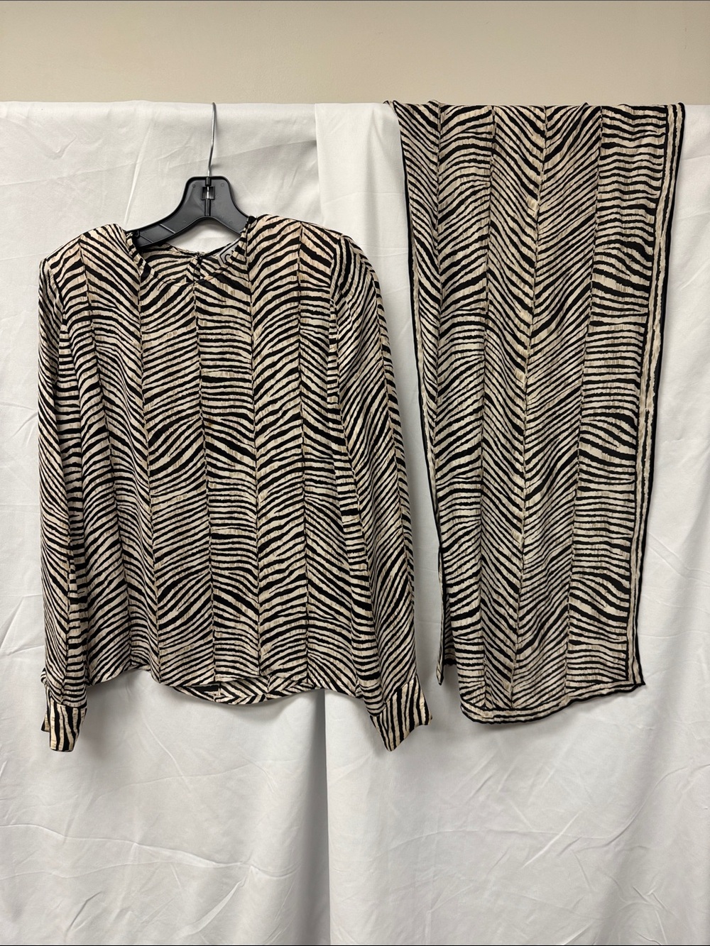 CARLISLE Silk Animal Print Blouse Size 2